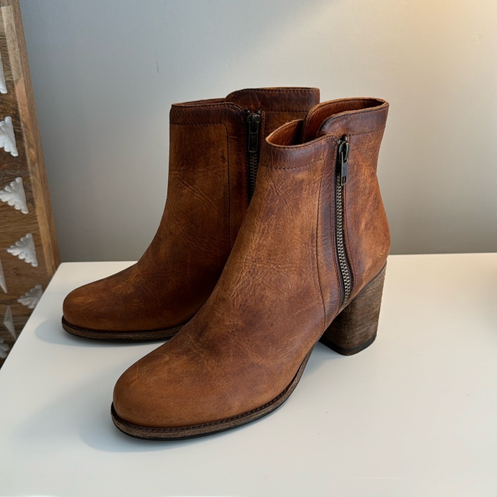 Frye Addie boots size 8
